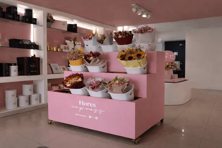 Mueble exhibidor rosado para tienda de flores fabricado por Acrílica del Perú