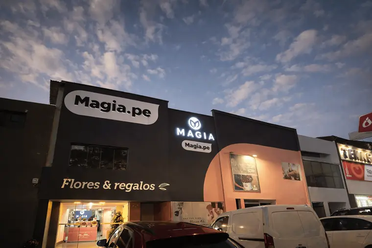 Fachada de la tienda Magia.pe con letrero corpóreo iluminado fabricado por Acrílica del Perú