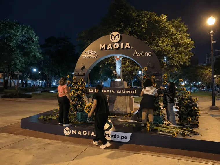 Módulo y arco de activación de marca Magia fabricado por Acrílica del Perú