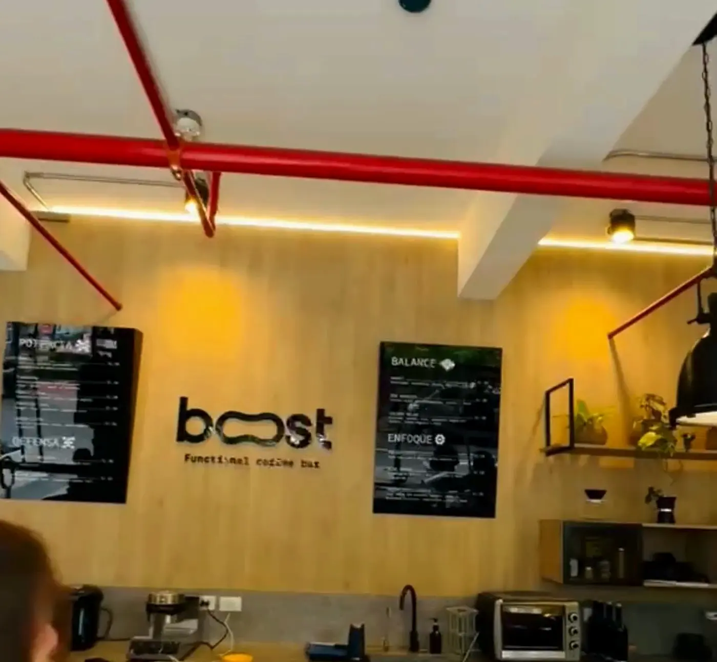 Señalética interior y letrero de BOOST Coffee Bar fabricado por Acrílica del Perú