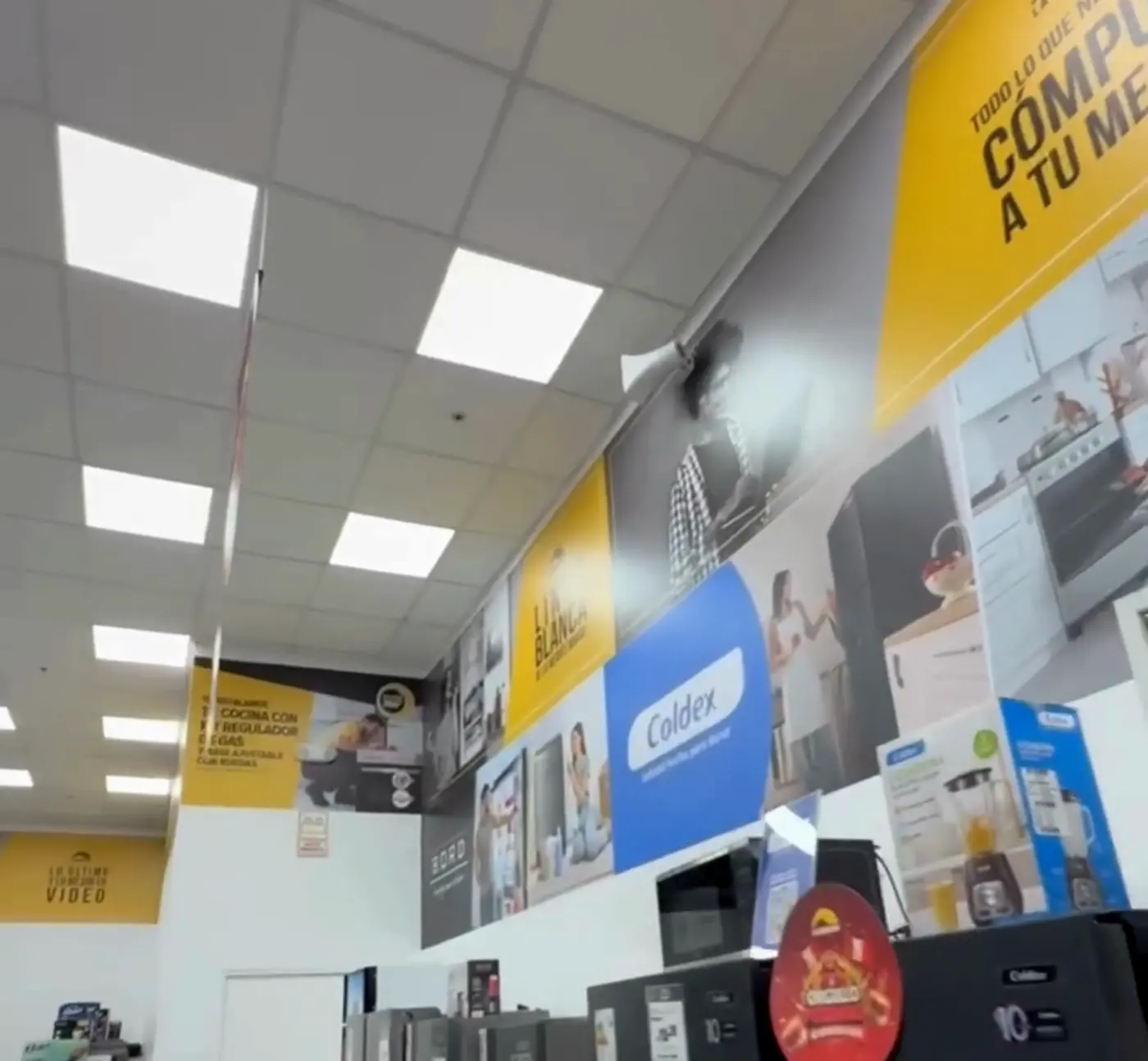 Renovación de banners y gráfica interior de tienda La Curacao por Acrílica del Perú