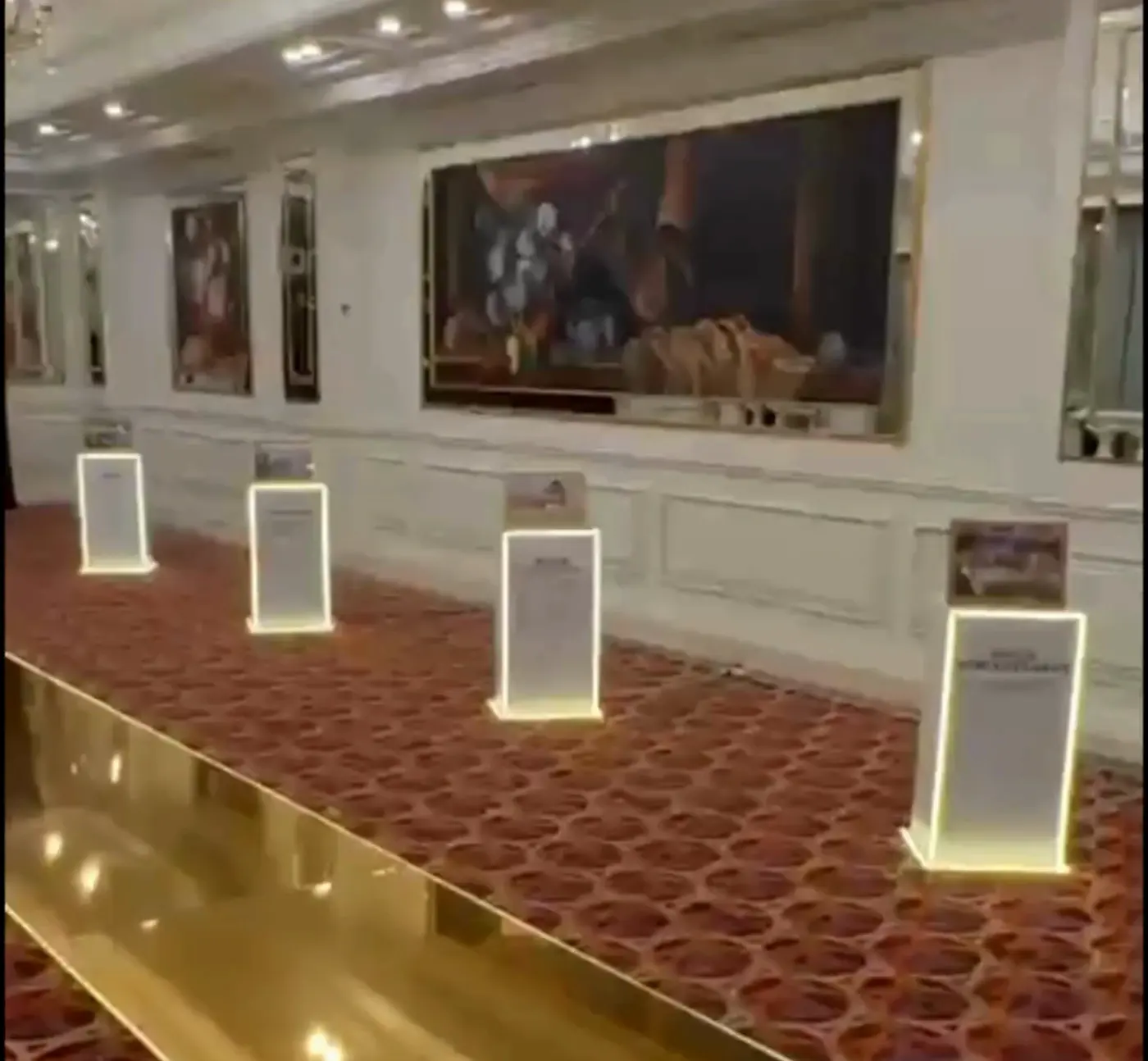 Paneles personalizados y ambientación de evento corporativo en el Sheraton por Acrílica del Perú