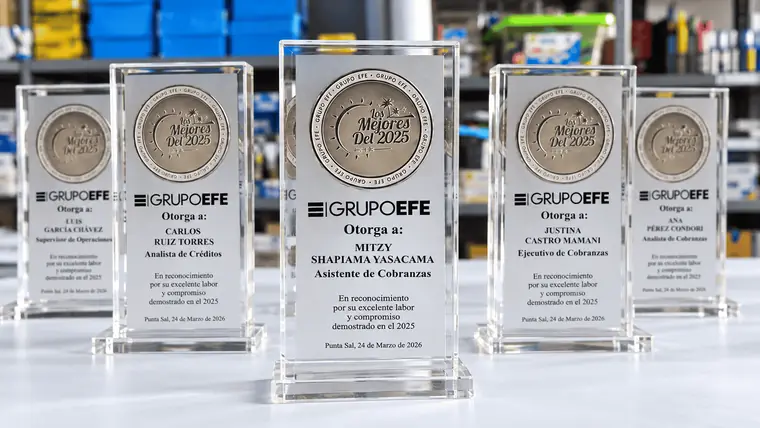 Reconocimientos en acrílico para Grupo EFE fabricados por Acrílica del Perú
